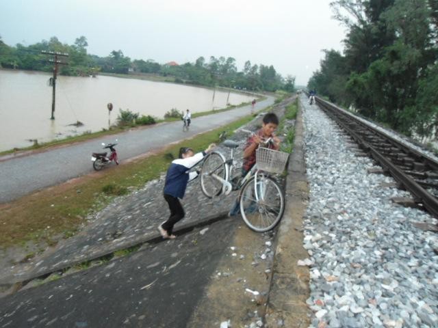 Cố gắng đưa xe đạp lên đường ray để vượt cầu tránh
